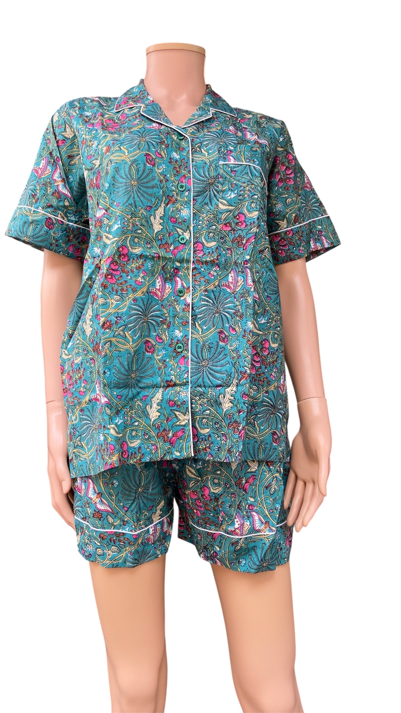 Pyjama court femme en coton indien, imprimé floral et feuillage coloré sur fond bleu turquoise, chemise à manches courtes et short assorti