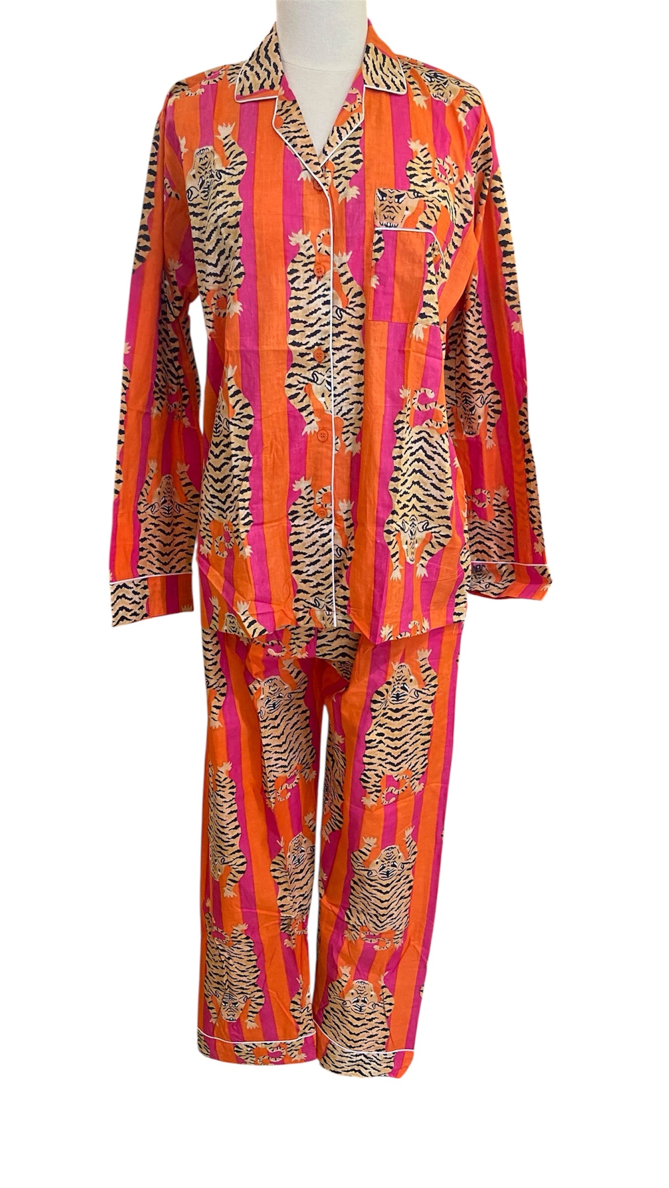 Pyjama long femme en coton indien, imprimé tigres sur rayures orange et fushia, chemise à manches longues et pantalon assorti