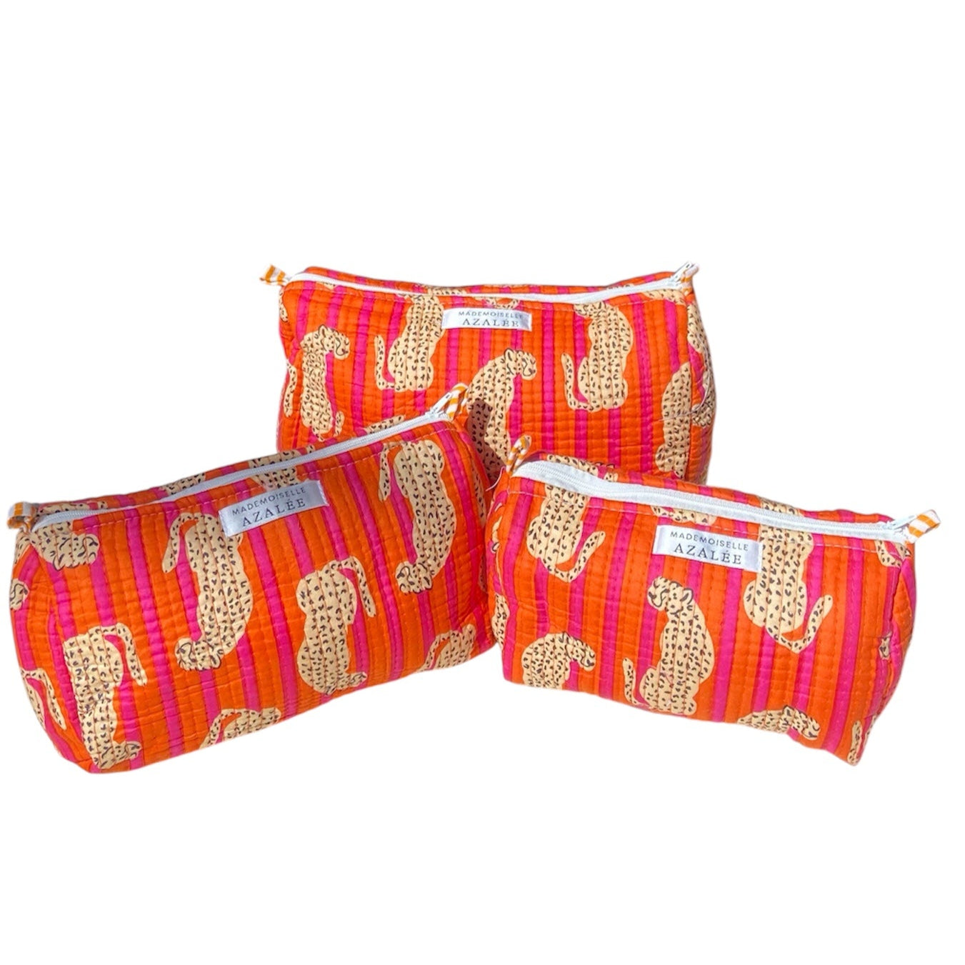 Trousse de toilette Baghera en coton matelassé, imprimé panthères sur fond rayé rouge et orange, disponible en trois tailles.