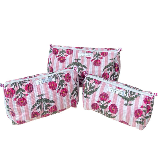 Trousse de toilette Peonie Pink en coton matelassé, imprimé floral avec pivoines roses sur fond rayé rose clair, disponible en trois tailles.