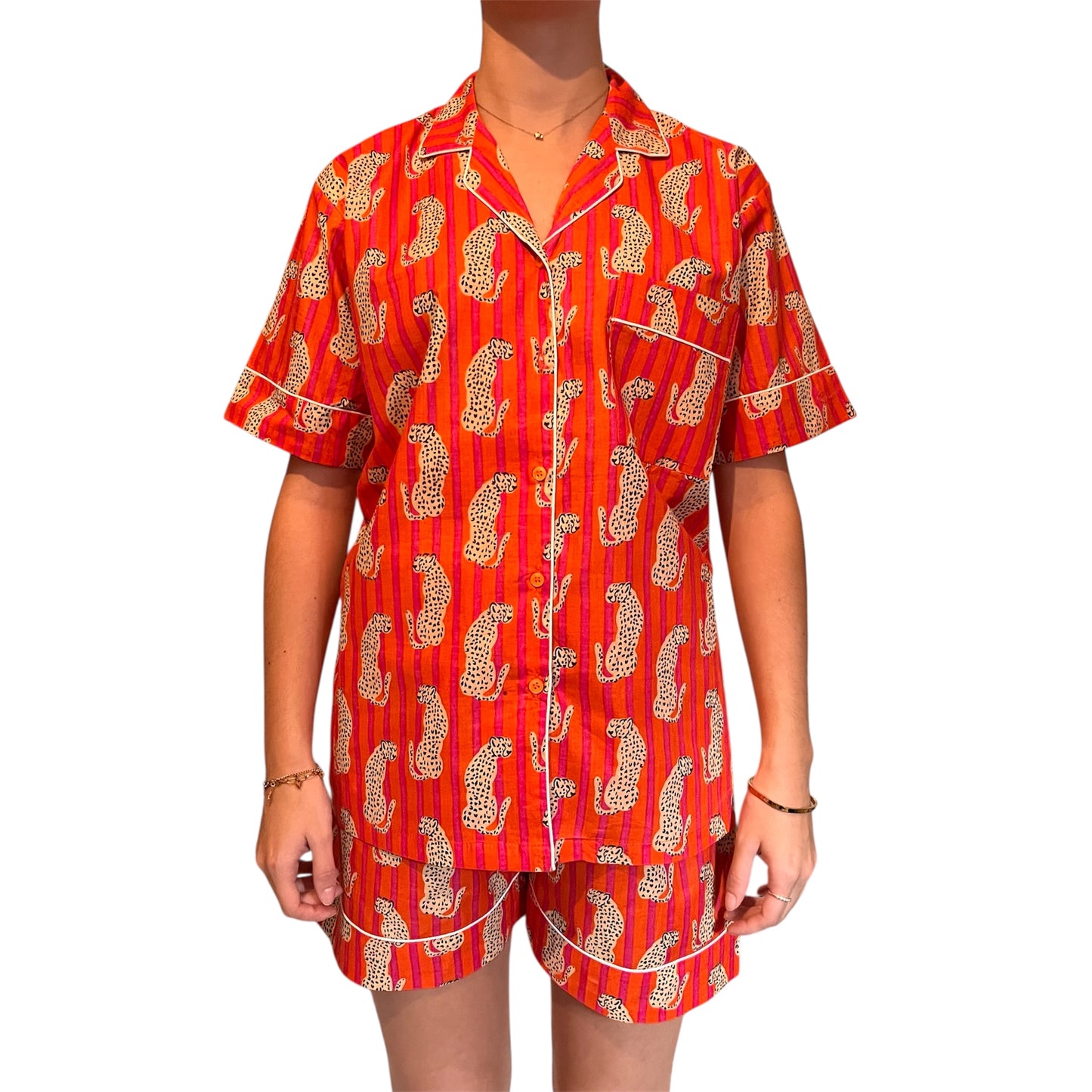Pyjama court femme Baghera en voile de coton, ensemble chemise et short imprimé léopard sur fond rayé orange et fuchsia, tenue légère et confortable, Mademoiselle Azalée à Agen