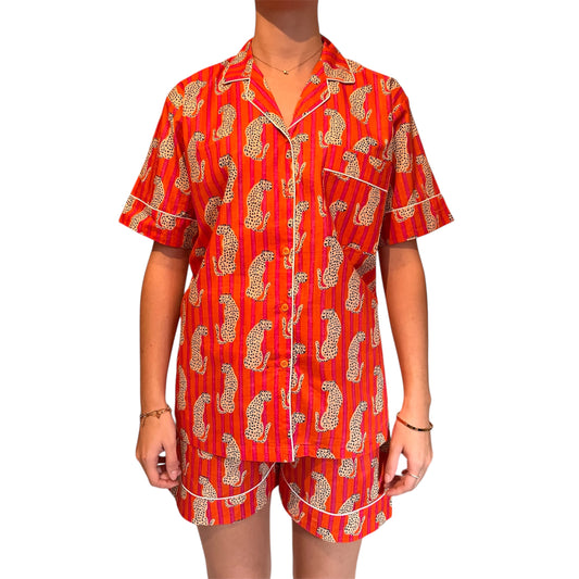 Pyjama court femme Baghera en voile de coton, ensemble chemise et short imprimé léopard sur fond rayé orange et fuchsia, tenue légère et confortable, Mademoiselle Azalée à Agen