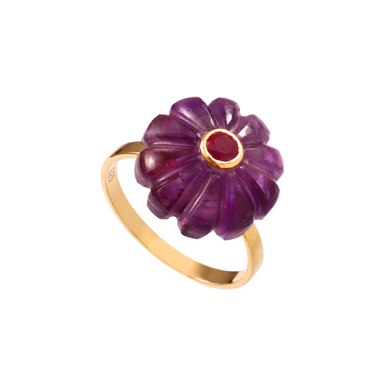 Bague Amara en argent plaqué or avec améthyste sculptée et rubis, Mademoiselle Azalée Agen