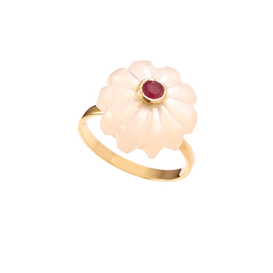 Bague Amara en argent plaqué or ornée d’une fleur sculptée en nacre blanche avec cabochon rubis, Mademoiselle Azalée Agen