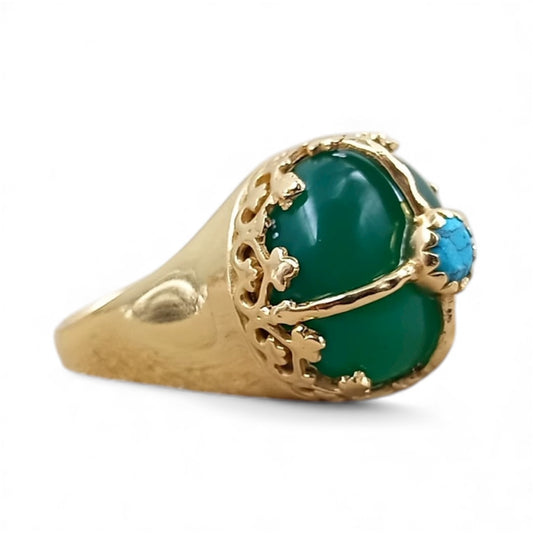 Bague Pasha en onyx vert serti or avec cabochon turquoise au centre, vue de trois-quarts