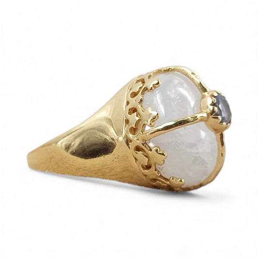 Bague Pasha en pierre de lune sertie or avec labradorite centrale, vue de trois-quarts