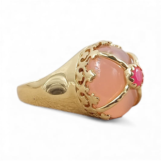 Bague Pasha en pierre de lune pêche sertie or avec quartz rose central, vue de trois-quarts
