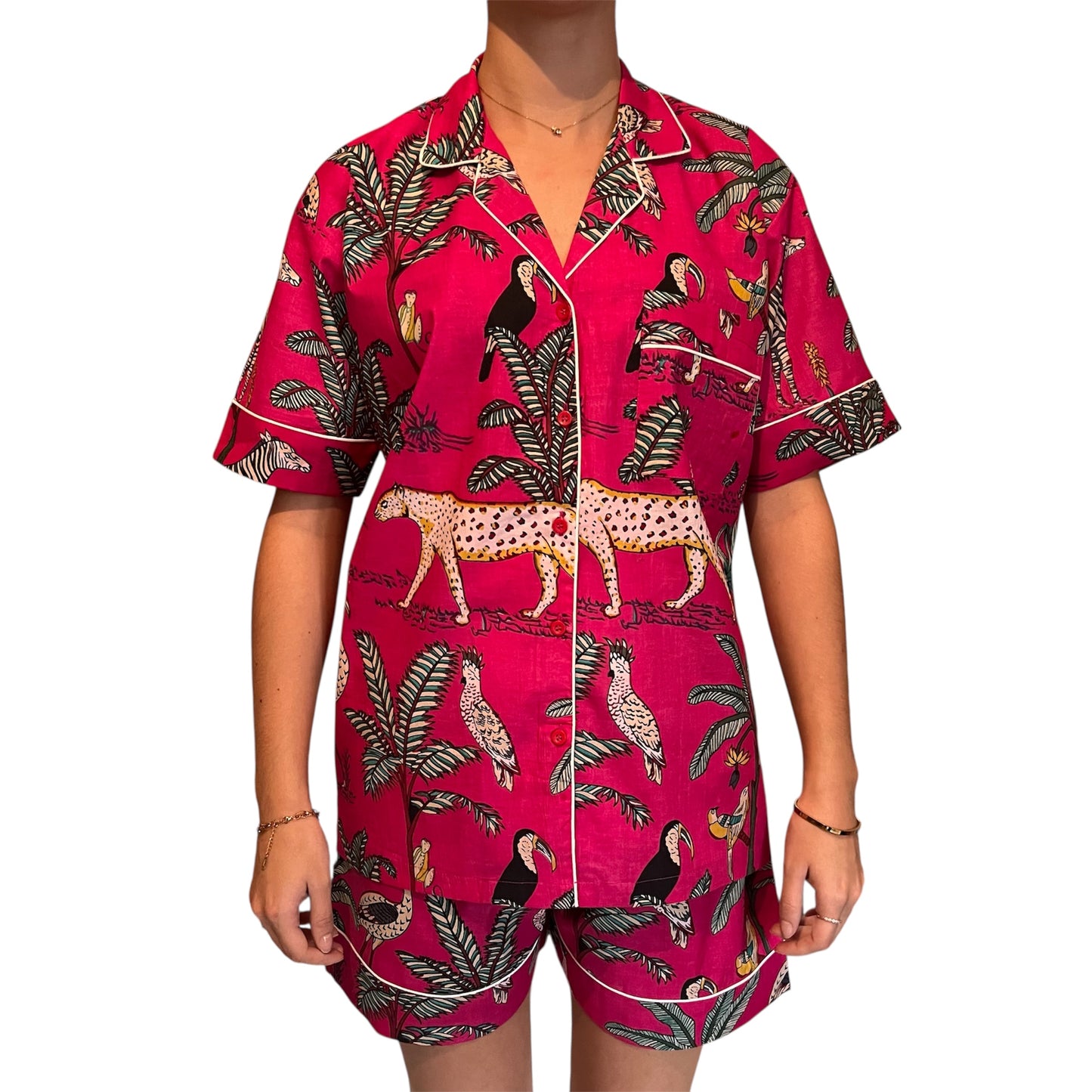 Pyjama court femme Jungle Pink, ensemble en voile de coton rose fuchsia imprimé léopards et feuillages exotiques, tenue d’intérieur colorée et confortable, Mademoiselle Azalée à Agen