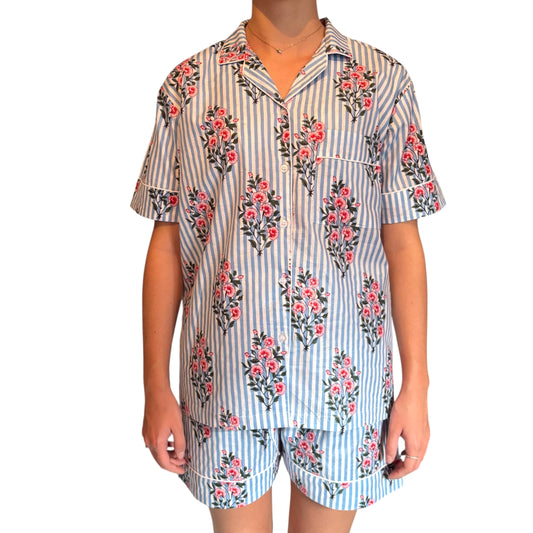 Pyjama court femme en voile de coton motif floral bleu et rose sur fond rayé bleu et blanc, ensemble d’été confortable et léger, Mademoiselle Azalée à Agen