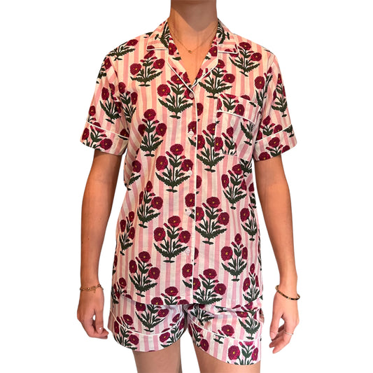 Pyjama femme court en voile de coton motif peonie pink, ensemble chemise et short imprimés floraux roses et verts, que fond rayé rose et blanc, Mademoiselle Azalée à Agen