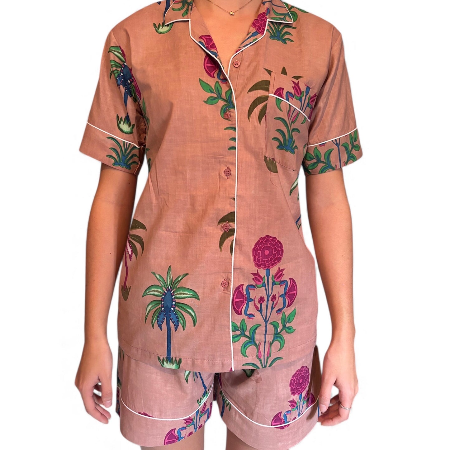Pyjama court femme Palmito en voile de coton imprimé, ensemble chemise et short beige rose motifs végétaux, Mademoiselle Azalée à Agen