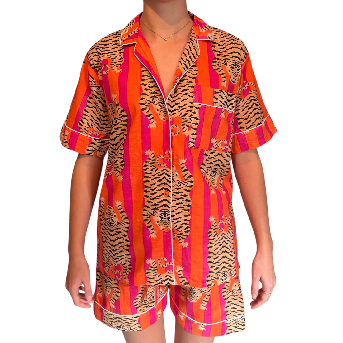 Pyjama court tiger femme imprimé tigres orange et rose, ensemble haut et short en voile de coton léger, tenue de nuit colorée Mademoiselle Azalée à Agen