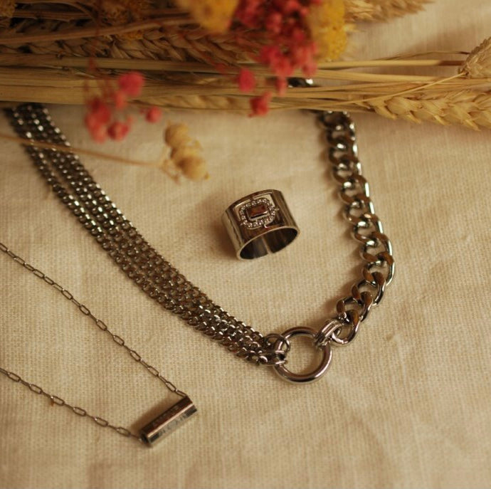 Bijoux haute fantaisie en acier chirurgical.