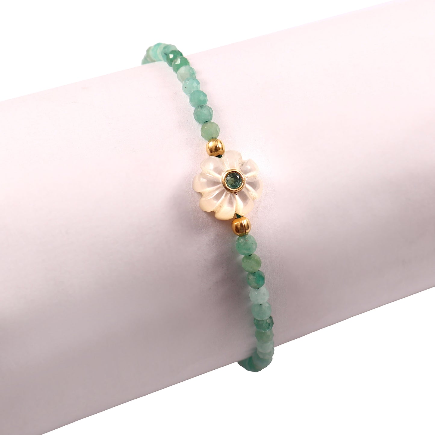 Bracelet Amara avec perles d'émeraude, fleur en nacre ornée d’une émeraude, création Mademoiselle Azalée à Agen