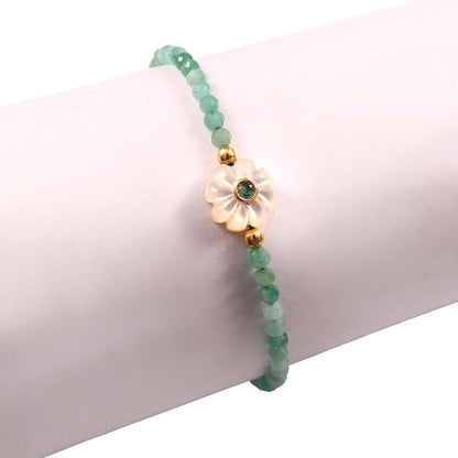 Bracelet Amara avec perles d'émeraude, fleur en nacre ornée d’une émeraude, création Mademoiselle Azalée à Agen
