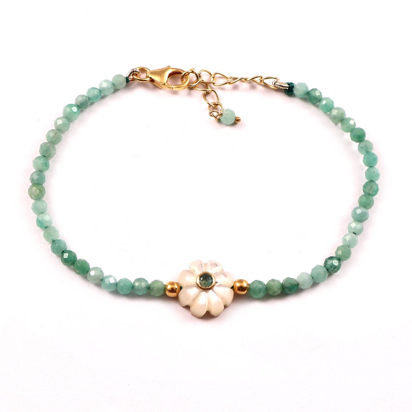 Bracelet Amara en argent plaqué or, perles d’aventurine verte et fleur en nacre ornée d’une émeraude, présenté sur fond blanc, Mademoiselle Azalée Agen