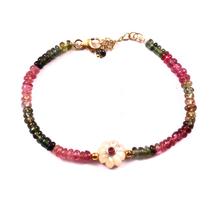 Bracelet Amara en argent plaqué or, perles de tourmaline multicolore et fleur en nacre ornée d’un rubis, Mademoiselle Azalée Agen