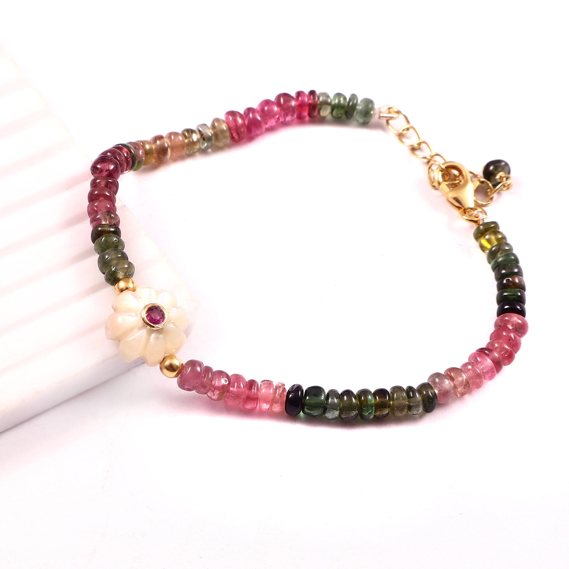 Bracelet Amara en argent plaqué or, perles de tourmaline multicolore et fleur en nacre ornée d’un rubis vue de côté, Mademoiselle Azalée Agen