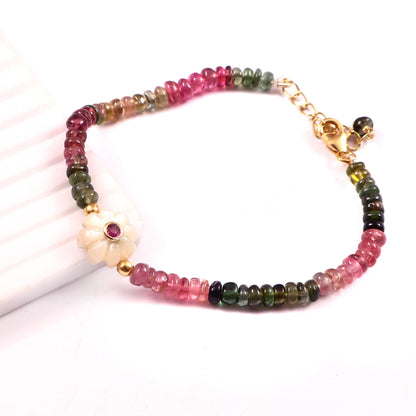 Bracelet Amara en argent plaqué or, perles de tourmaline multicolore et fleur en nacre ornée d’un rubis vue de côté, Mademoiselle Azalée Agen