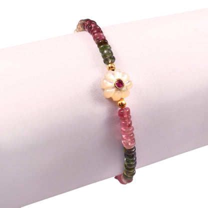 Bracelet Amara en argent plaqué or, perles de tourmaline multicolore et fleur en nacre ornée d’un rubis, Mademoiselle Azalée Agen