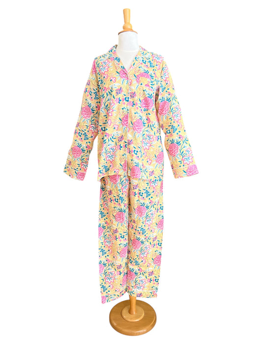 Pyjama long femme en coton indien, imprimé floral jaune et rose avec manches longues. 