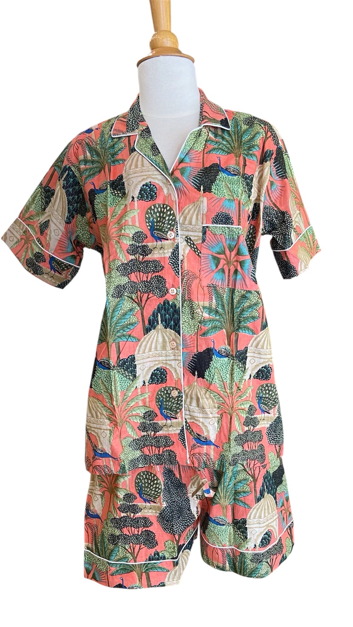 Pyjama femme court Peacock en voile de coton de Mademoiselle Azalée à Agen, ensemble élégant avec chemise à manches courtes et short fluide.