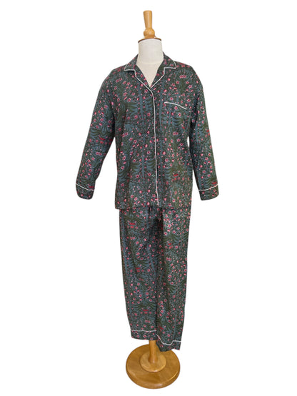 Pyjama long femme en coton indien, imprimé floral rose sur fond bleu foncé avec chemise à manches longues et pantalon assorti