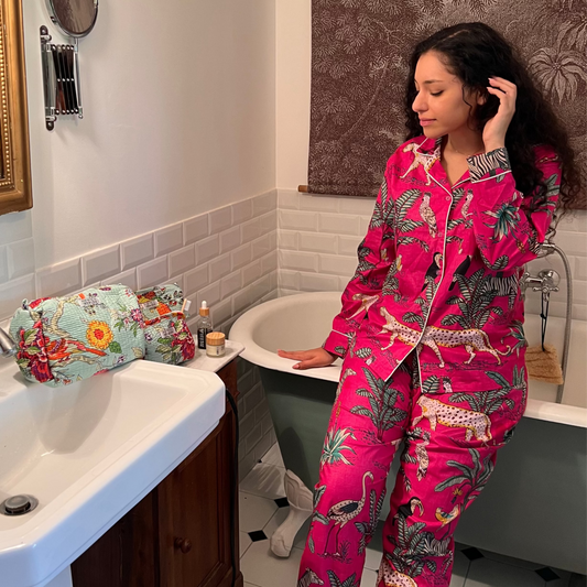 Pyjama long femme en coton indien, imprimé floral coloré sur fond clair avec chemise à manches longues et pantalon assorti
