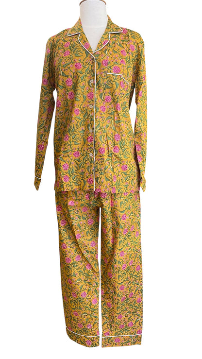Pyjama long femme en coton indien, imprimé floral rose vif sur fond jaune moutarde avec feuillage vert, chemise manches longues et pantalon assorti
