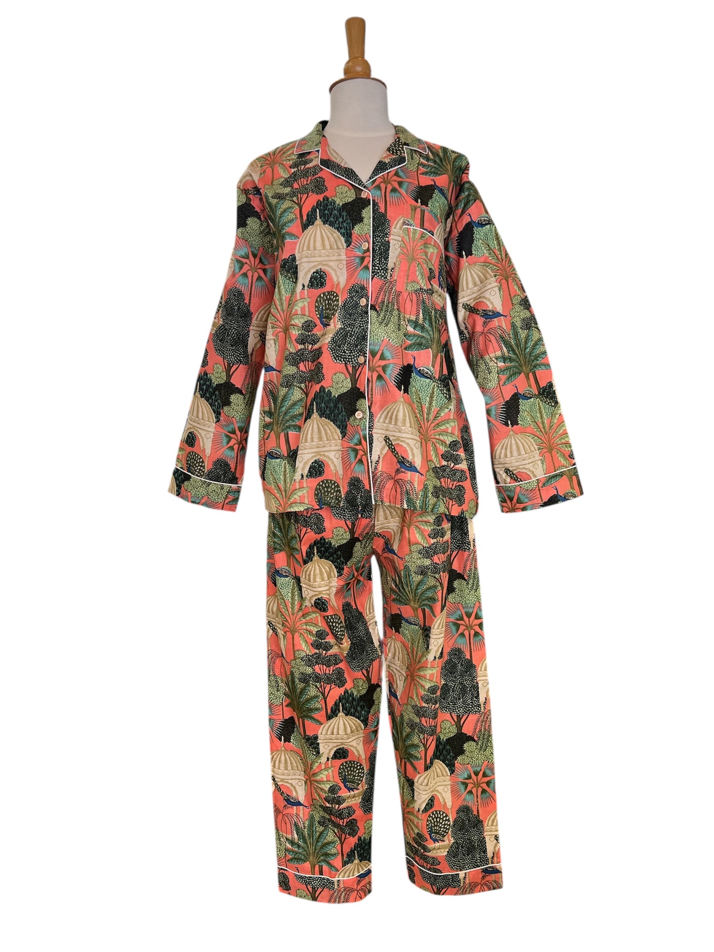 Pyjama long femme en coton indien, imprimé exotique avec paons, oiseaux et motifs végétaux sur fond corail, chemise manches longues et pantalon assorti