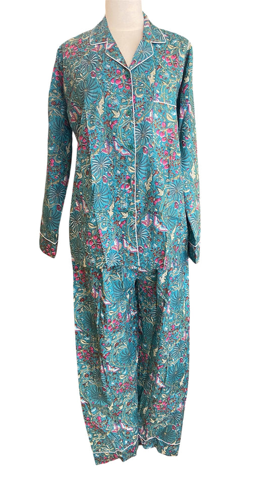Pyjama long femme en coton indien, imprimé floral et feuillage coloré sur fond bleu turquoise, chemise à manches longues et pantalon assorti