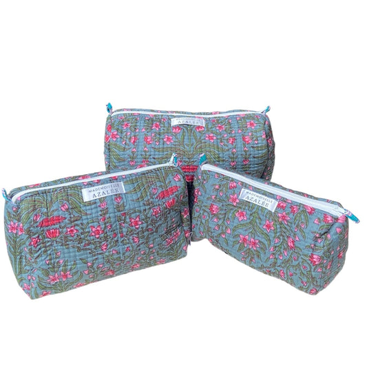 Trousse de toilette Butterfly en coton matelassé, imprimé floral rose et vert sur fond bleu-gris, disponible en trois tailles. 