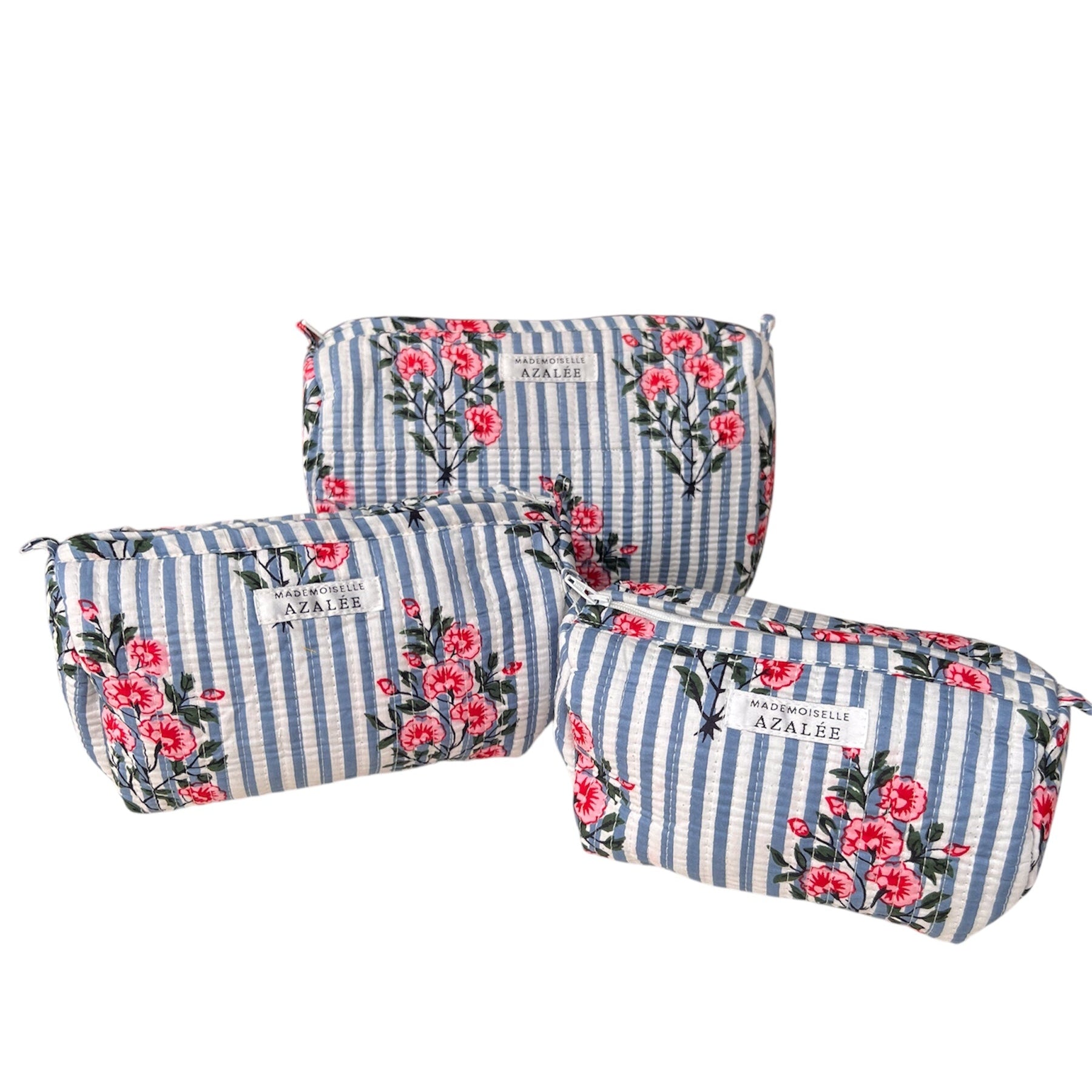 Trousse de toilette Peonie Blue en coton indien matelassé, motif fleuri rose sur rayures bleues et blanches, disponible en trois tailles. 