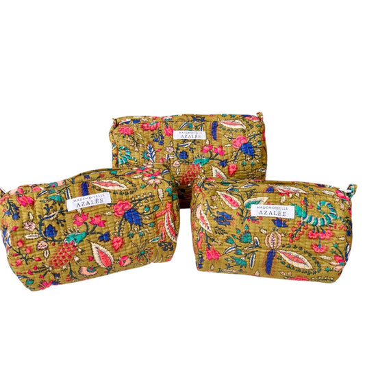 Kit de 3 trousses de toilette Jaipur en coton matelassé, imprimé floral coloré sur fond moutarde, trois tailles assorties