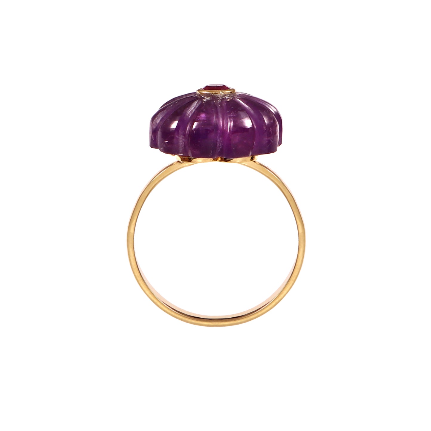Bague Amara en argent plaqué or avec améthyste sculptée en forme de fleur et rubis central, vue de côté, Mademoiselle Azalée