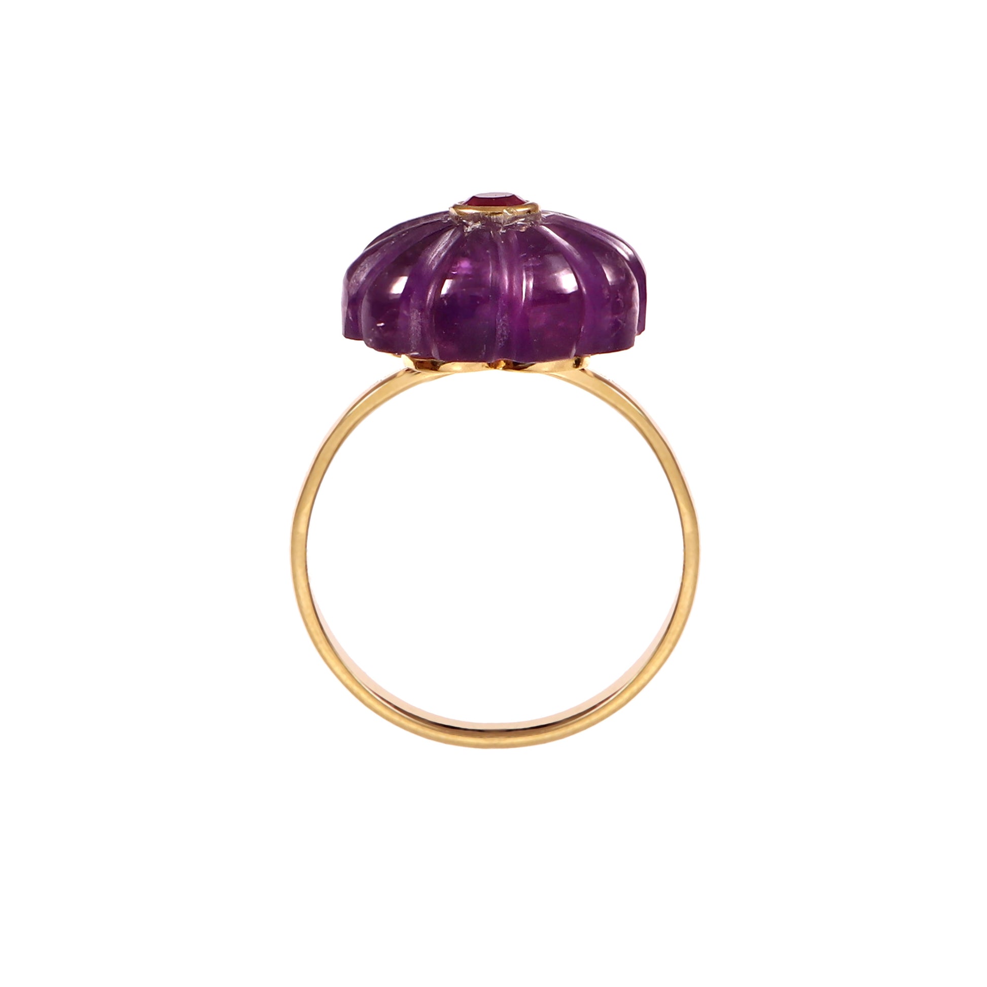 Bague Amara en argent plaqué or avec améthyste sculptée en forme de fleur et rubis central, vue de côté, Mademoiselle Azalée