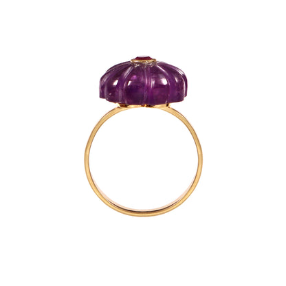 Bague Amara en argent plaqué or avec améthyste sculptée en forme de fleur et rubis central, vue de côté, Mademoiselle Azalée