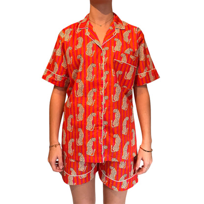 Pyjama court femme Baghera en voile de coton, ensemble chemise et short imprimé léopard sur fond rayé orange et fuchsia, tenue légère et confortable, Mademoiselle Azalée à Agen