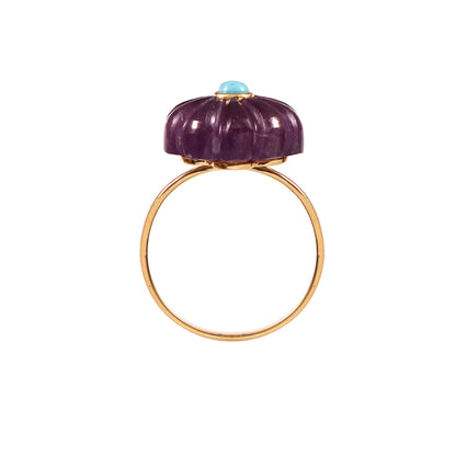 Bague Amara en argent plaqué or vue de côté, fleur sculptée en améthyste violette surmontée d’un cabochon turquoise, Mademoiselle Azalée Agen