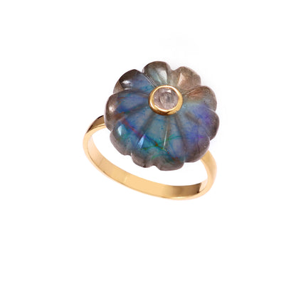 Bague Amara en argent plaqué or avec fleur sculptée en labradorite et cabochon pierre de lune au centre, Mademoiselle Azalée Agen