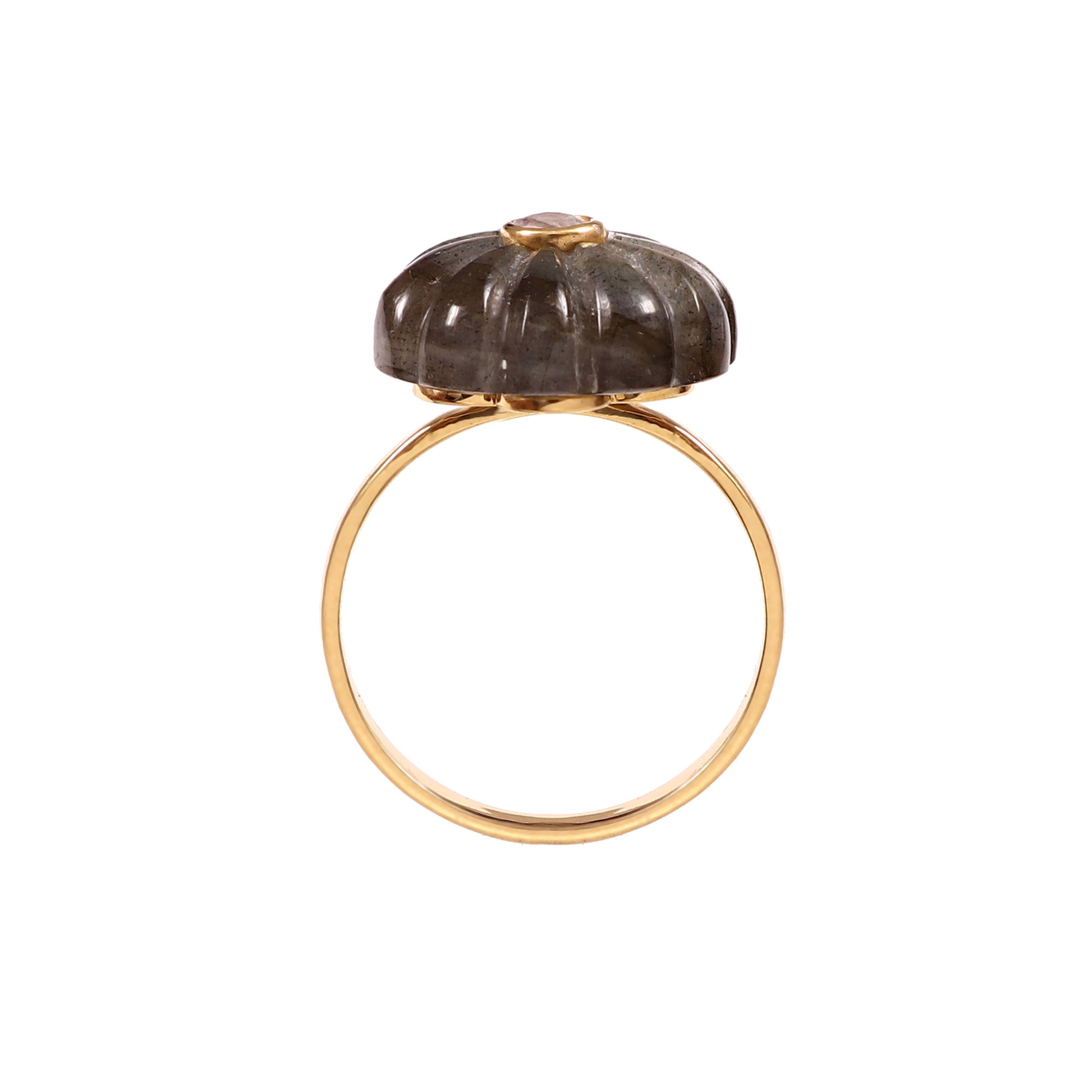 Vue de côté de la bague Amara en argent plaqué or avec fleur sculptée en labradorite et cabochon pierre de lune, Mademoiselle Azalée Agen
