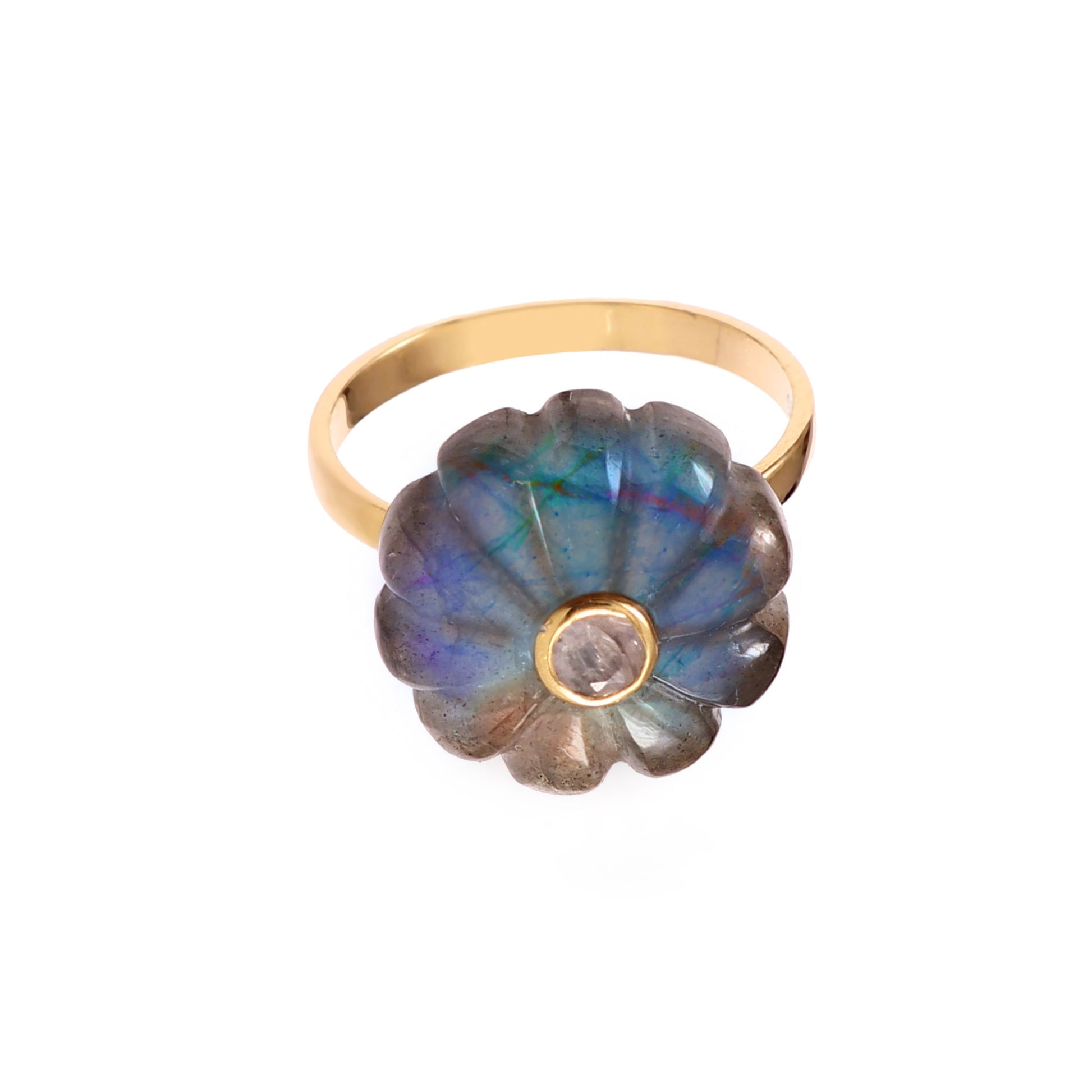 Bague Amara en argent plaqué or avec fleur sculptée en labradorite ornée d’un cabochon pierre de lune, Mademoiselle Azalée Agen