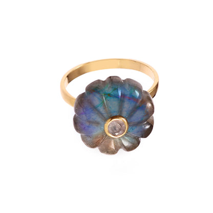 Bague Amara en argent plaqué or avec fleur sculptée en labradorite ornée d’un cabochon pierre de lune, Mademoiselle Azalée Agen