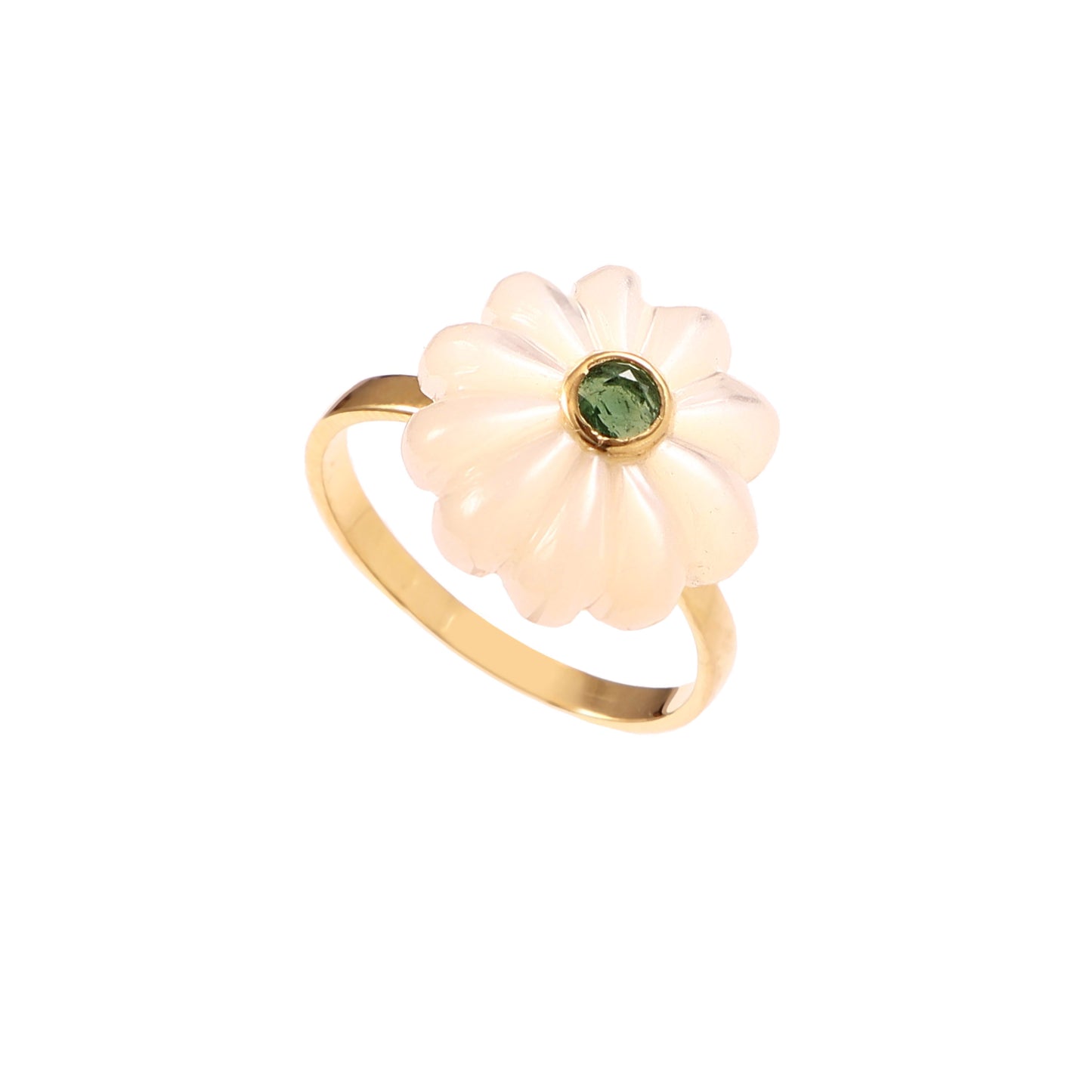 Bague Amara en argent plaqué or ornée d’une fleur en nacre blanche avec un cabochon vert émeraude vue de face, Mademoiselle Azalée Agen