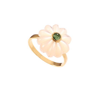 Bague Amara en argent plaqué or ornée d’une fleur en nacre blanche avec un cabochon vert émeraude vue de face, Mademoiselle Azalée Agen