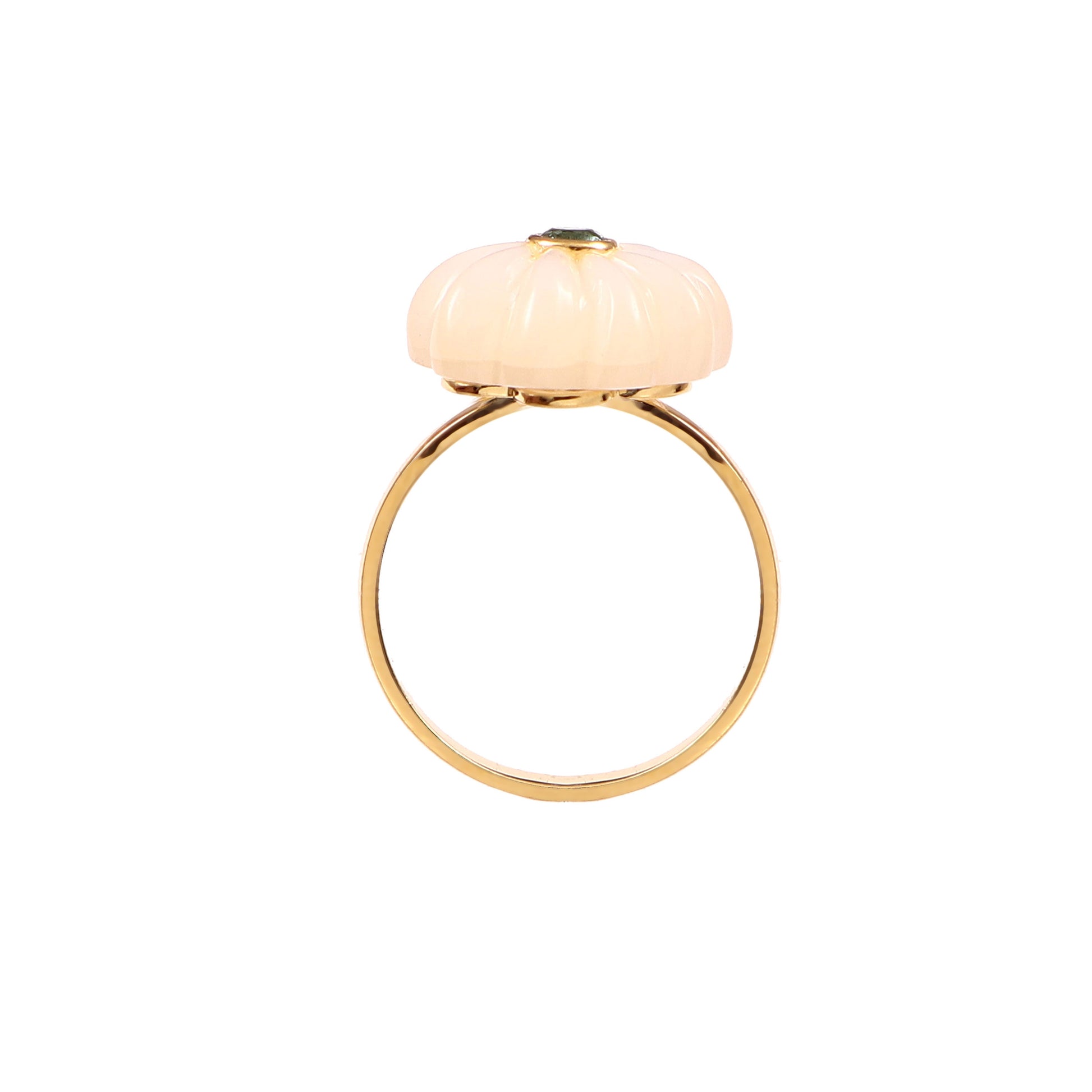 Bague Amara en argent plaqué or avec fleur en nacre blanche et pierre vert émeraude, vue de côté, Mademoiselle Azalée Agen