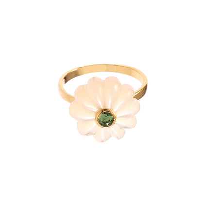 Bague Amara en argent plaqué or avec fleur en nacre blanche et cabochon vert émeraude, vue de face, Mademoiselle Azalée Agen