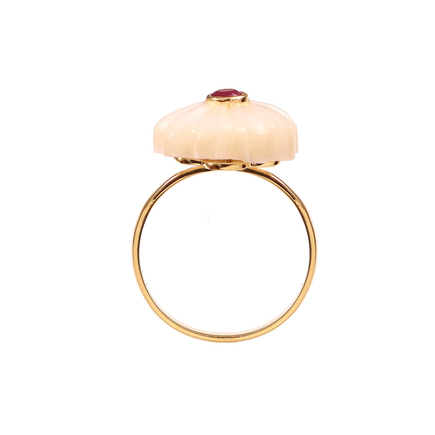 Bague Amara en argent plaqué or ornée d’une fleur sculptée en nacre blanche avec cabochon rubis vue de côté, Mademoiselle Azalée Agen