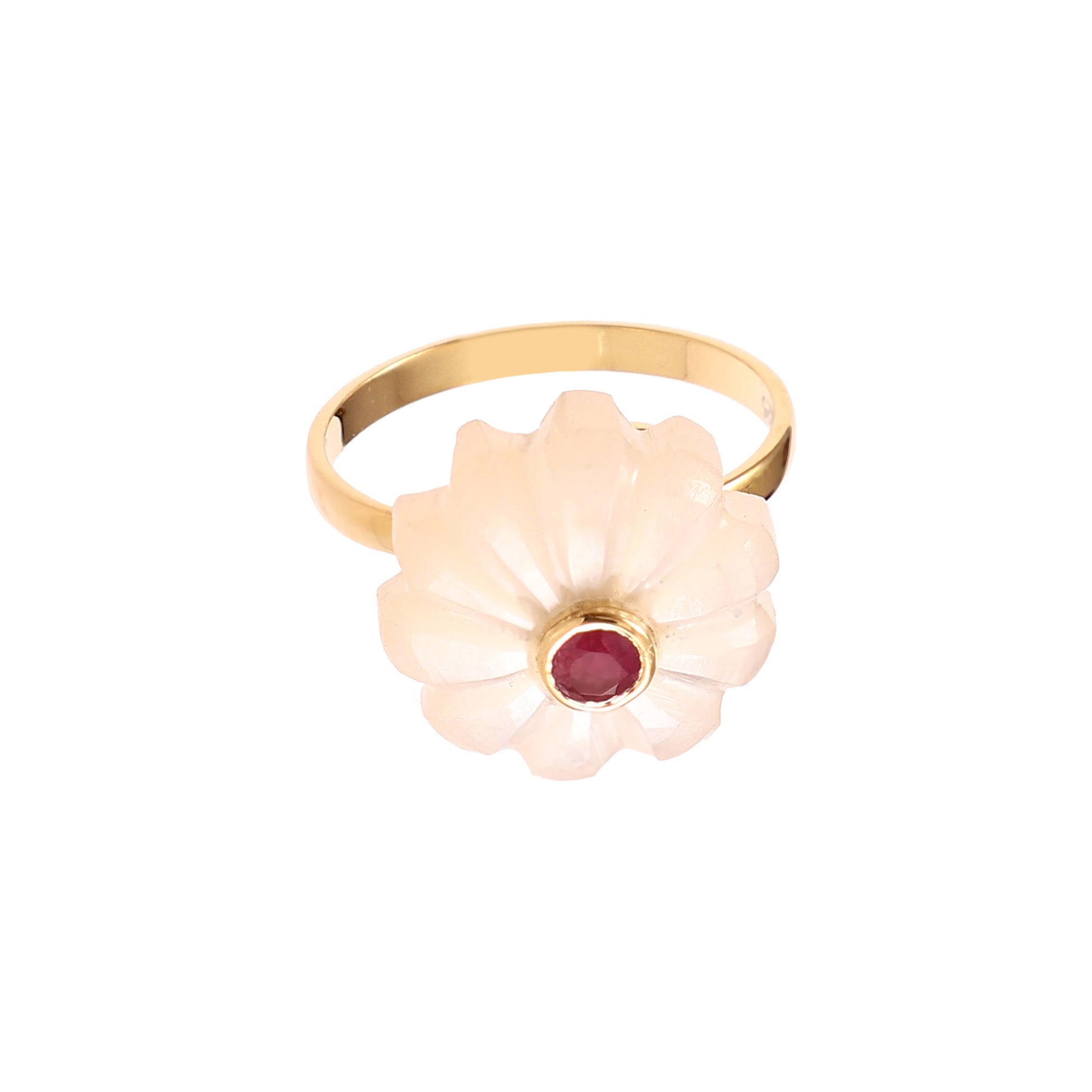 Bague Amara en argent plaqué or ornée d’une fleur sculptée en nacre blanche avec cabochon rubis vue de face, Mademoiselle Azalée Agen