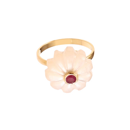 Bague Amara en argent plaqué or ornée d’une fleur sculptée en nacre blanche avec cabochon rubis vue de face, Mademoiselle Azalée Agen